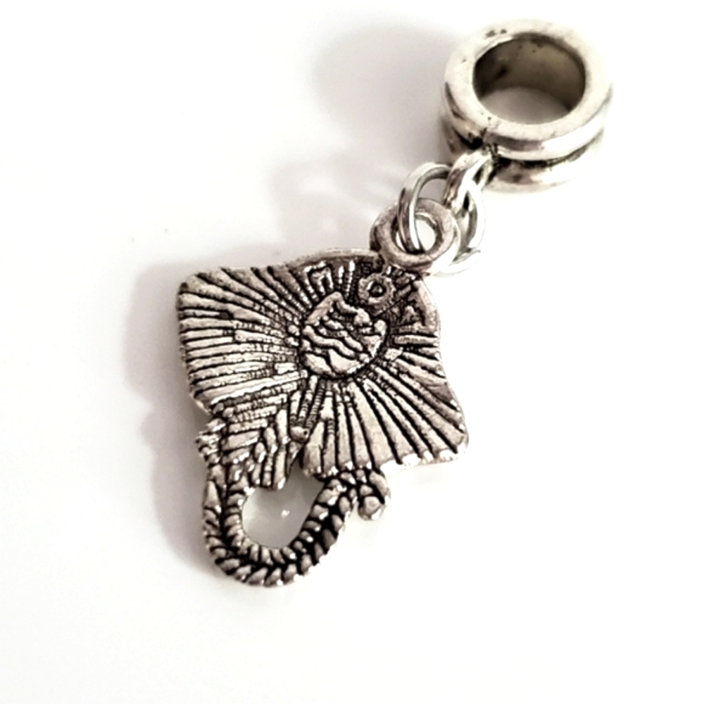 Charm pendant, STINGRAY